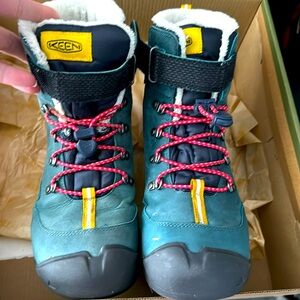 Keen Youth Boots (Greta) - size 4